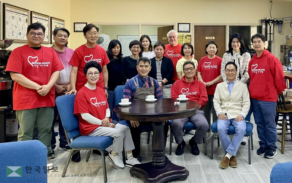 미션아가페와 조지아센트럴대학교가 협력해 운영하는 '리스타트 바리스타' 1기 입학식이 지난 7일 열렸다. 개강식에 참석한 입학생과 양 기관 관계자들이 함께 했다.