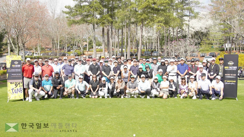 WnB팩토리 창립 11주년을 기념해 지난 9일 열린 친선 골프대회에서 가맹점주 및 협력업체 관계자 등 참가자들이 라운딩에 앞서 화합을 다지며 기념촬영을 하고 있다.