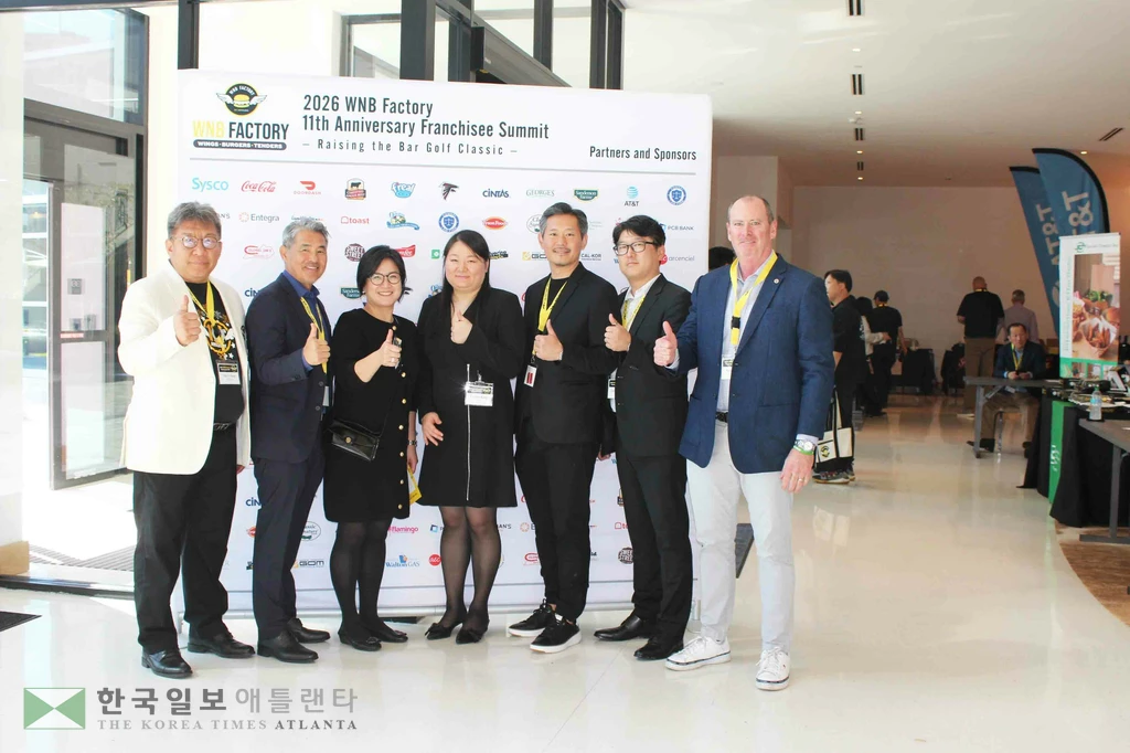 10일 웨스틴 애틀랜타 귀넷 호텔에서 열린 WnB팩토리 창립 11주년 기념 프랜차이즈 미팅 현장에서 주요 임원진이 포토존에서 기념 촬영을 하고 있다. (사진 왼쪽부터) 강신범 공동창업자 겸 CFO, 트로이 표 공동창업자 겸 CEO, 김지연 가맹사업 부사장, 크리스 이 부사장 겸 CTO, 박은성 운영총괄(Chief of Operations), 로버트 W. 베일스(Robert W. Bales) 사장 겸 COO.