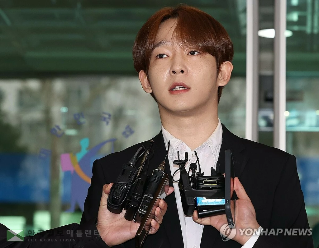 가수 남태현이 지난 2024년 1월 18일 오전 서울 마포구 서부지법에서 열린 필로폰 매수·투약한 혐의 관련 선고기일을 마친 뒤 법원을 나서며 취재진의 질문에 답하고 있다.
