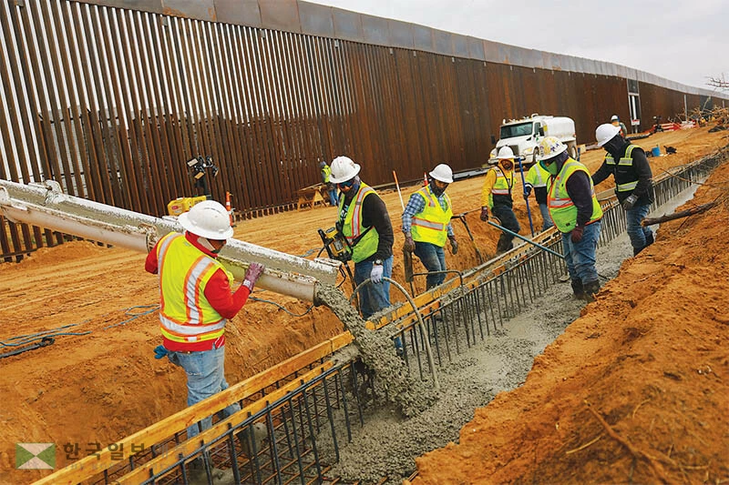 10일 텍사스주 앨패소 인근 미-멕시코 국경에서 새로운 국경장벽 설치 공사가 진행되고 있다. [로이터]
