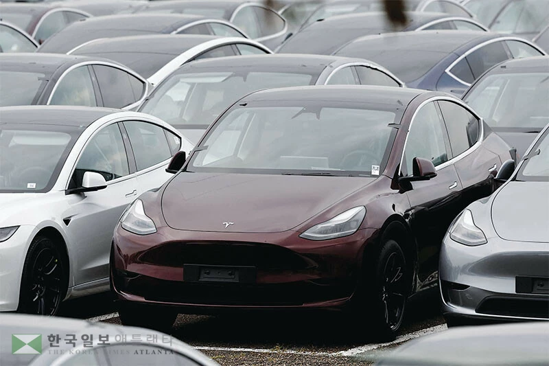 지난해 10월 연방정부의 전기차 구매 인센티브가 종료되면서 소비자들이 상대적으로 저렴한 중고차 구매에 나서고 있다. 딜러에 전시된 중고 테슬라 전기차. [로이터]