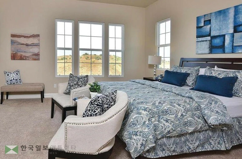  호텔에서 사용하는 디자인 전략을 활용하면 집에서도 호텔 못지않게 편안하고 세련된 침실을 만들 수 있다. [준 최 객원기자]