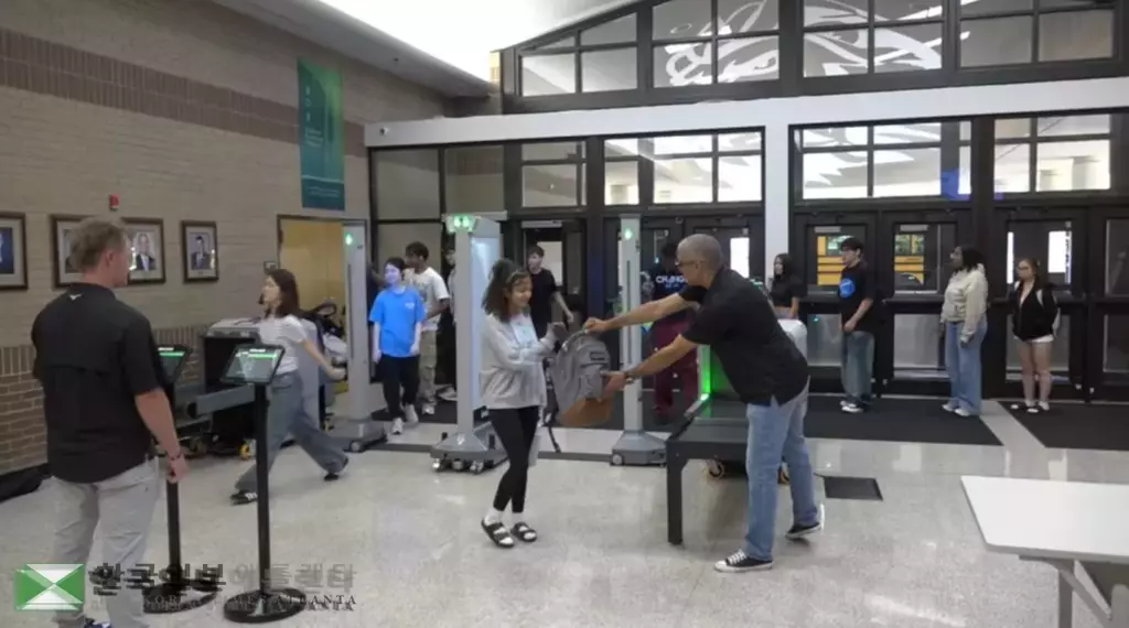 귀넷 피치트리 릿지 고등학교 학생들이 무기탐지 시스템을 통과하며 등교하고 있다.<사진=박조세핀 학생기자>