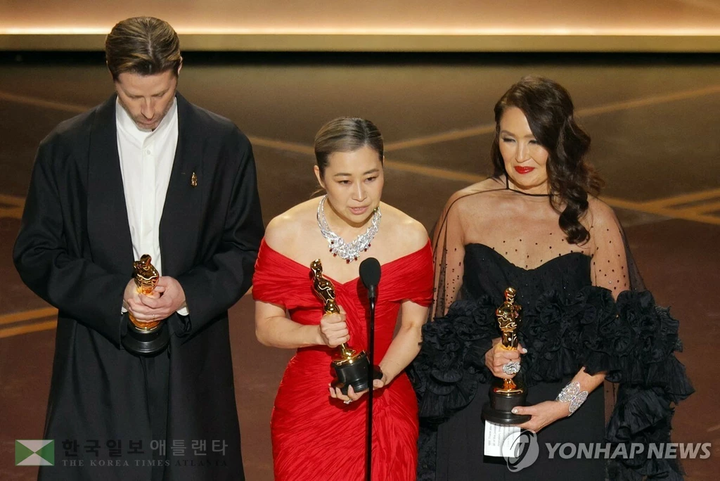 수상 소감 발표하는 매기 강 감독[로이터=연합뉴스. 재판매 및 DB 금지]