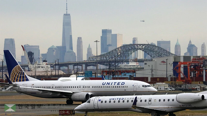  주요 항공사들이 베이식 이코노미와 같은 저가 항공권의 마일리지 적립 혜택을 잇달아 중단하거나 축소하고 있다. [로이터]