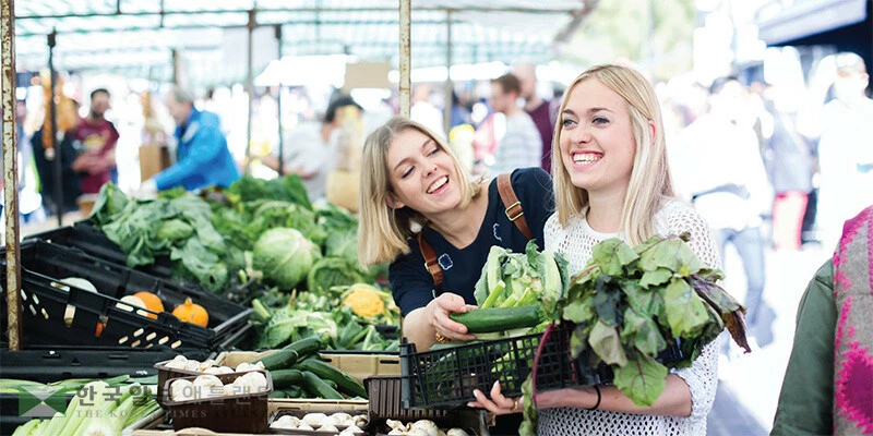  시중에 ‘슈퍼푸드’란 이름이 달린 식품이 비싼 가격에 판매되고 있다. 영양 전문가들은 이들 업체가 홍보하는 건강 개선 효과를 맹신하지 말 것을 당부한다. [로이터]