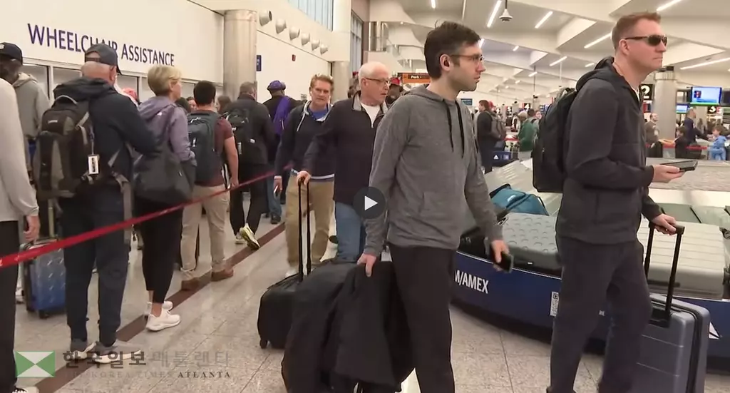16일 오후 애틀랜타 공항 보안검색 대기줄이 수하물 컨베이어 주변까지 이어졌다. <사진=11얼라이브 뉴스>