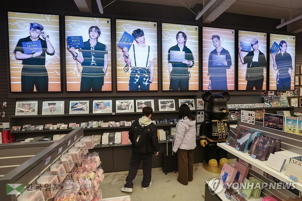그룹 방탄소년단(BTS)의 광화문 공연을 나흘 앞둔 17일 서울 중구 명동거리 한 케이팝 굿즈샵에 BTS 굿즈들이 진열돼 있다.
