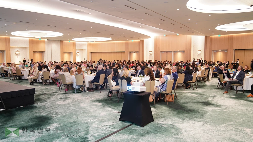 13일 웨스틴 애틀랜타 귀넷 호텔 대연회장에서 열린 ‘2025 서클 오브 엑셀런스(Circle of Excellence)’ 시상식 및 샴페인 브런치 행사에서 수백 명의 부동산 전문가들이 참석해 동료들의 수상을 축하하며 연회장을 가득 메우고 있다.