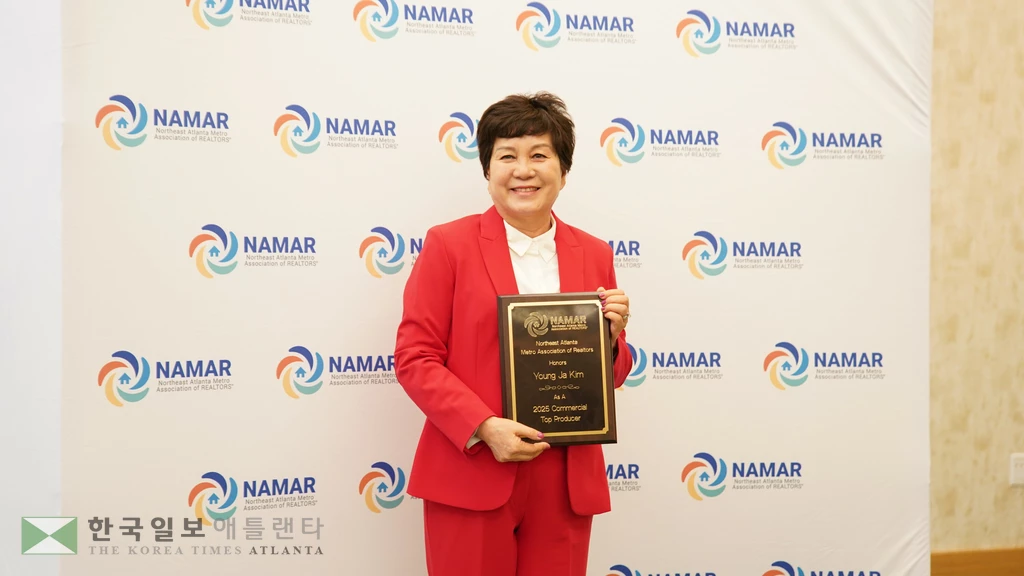 13일 웨스틴 애틀랜타 귀넷 호텔에서 열린 NAMAR ‘2025 서클 오브 엑셀런스’ 시상식에서 마스터 리얼티의 김영자 브로커가 상업용 부동산 부문 ‘톱 프로듀서’ 1위 상패를 들고 환하게 웃고 있다.