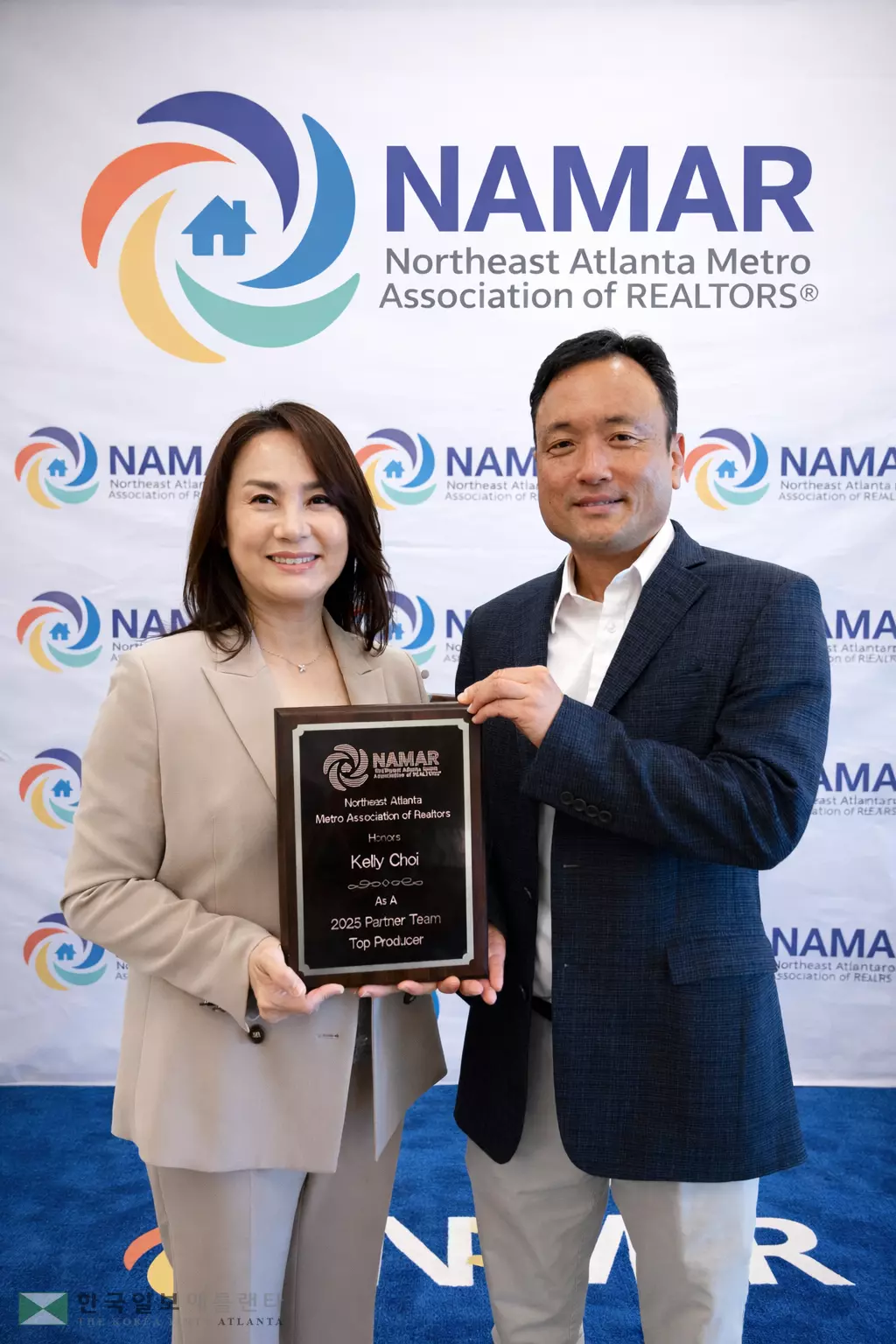 13일 웨스틴 애틀랜타 귀넷 호텔에서 열린 NAMAR ‘2025 서클 오브 엑셀런스’ 시상식에서 켈리 최 대표(왼쪽)와 장재호 공동대표가 파트너 팀 부문 ‘#1 톱 프로듀서’ 상패를 들고 기념 촬영을 하고 있다. 켈리 최 & 어소시에이츠 팀은 고객과의 신뢰를 바탕으로 주택 및 상업용 부동산 분야에서 탁월한 성과를 인정받아 이번 영예를 안았다.