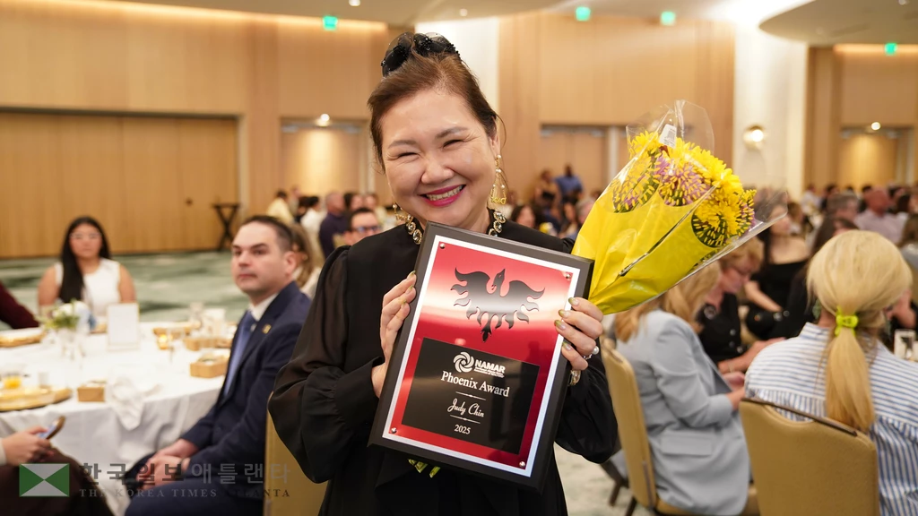 13일 웨스틴 애틀랜타 귀넷 호텔에서 열린 NAMAR ‘2025 서클 오브 엑셀런스’ 시상식에서 VPR 소속 주딘 친 브로커가 10년 연속 우수한 실적을 거둔 에이전트에게 수여되는 ‘피닉스 어워드(Phoenix Award)’ 상패와 꽃다발을 들고 기뻐하고 있다. 