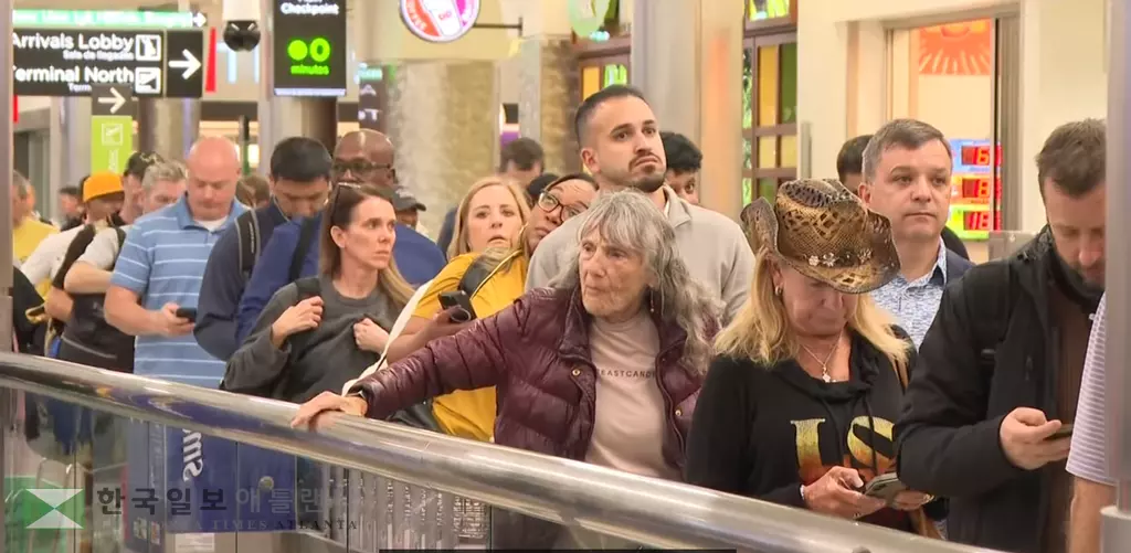 TSA 직원 결근 증가로 애틀랜타 공항 검색 대기시간은 17일에도 평균 90분 이상 소요되고 있다.<사진=11얼라이브 뉴스>