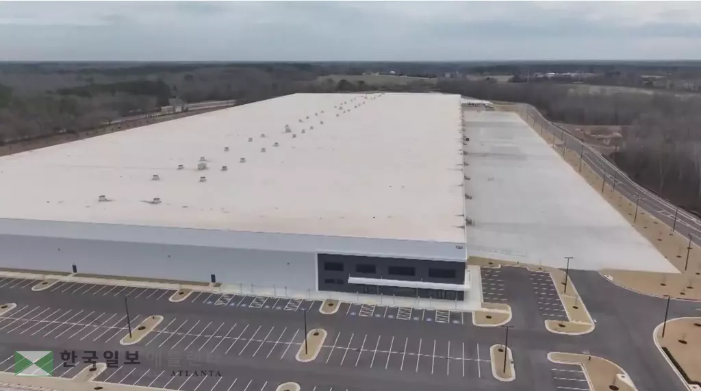 소셜서클시에 들어서게 될 대형 이민자 구금시설용 창고형 건물 모습, 빠르면 내달 운영을 시작하게 될 것으로 전해졌다.