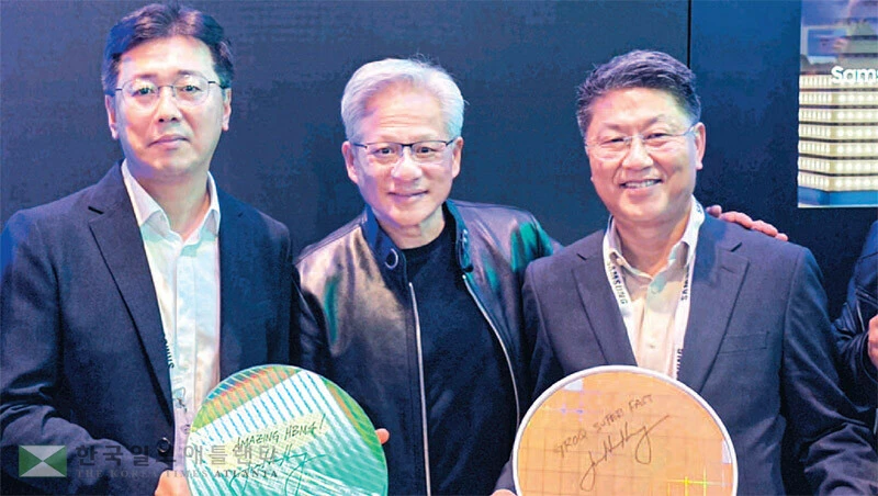 젠슨 황(가운데) 엔비디아 최고경영자(CEO)가 16일 센호제에서 열린 엔비디아 GTC 2026에서 황상준(왼쪽) 삼성전자 메모리개발담당 부사장, 한진만 삼성전자 파운드리사업부장 사장과 기념 촬영을 하고 있다. [삼성전자 제공]