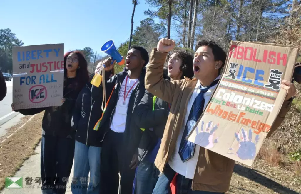 1월 27일 귀넷 아처고 학생 수백명은 이민단속을 규탄하는 교내 시위를 벌였다, 시위 도중 일부학생이 거리로 나와 구호를 외치고 있다.<사진=귀넷 데일리 포스트>