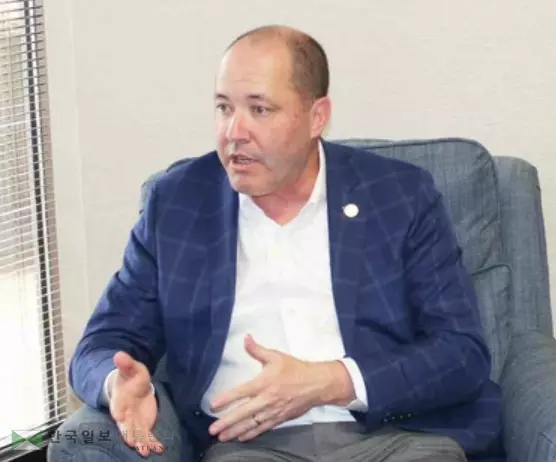 크리스 커 조지아주 검찰총장(주지사 후보)이 한국일보 애틀랜타와의 단독 인터뷰를 진행하고 있다.