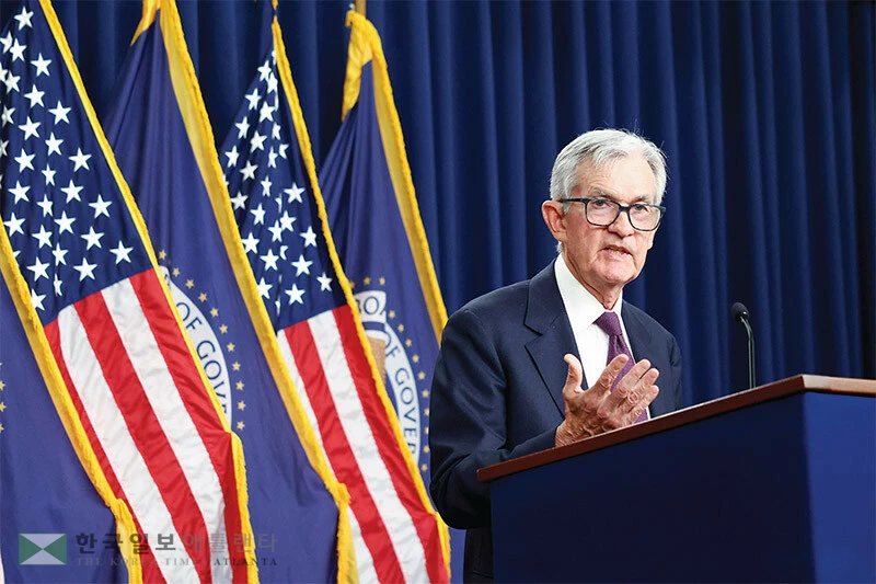  제롬 파월 연준 의장이 18일 연방공개시장위원회(FOMC) 회의가 종료된 후 기자회견을 통해 금리 동결 배경과 올해 경제 전망 등을 설명하고 있다. [로이터]