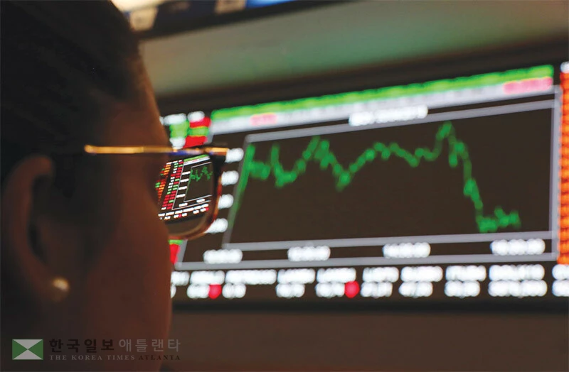 주식 시장 역시 변동성이 그 어느때보다 큰 상황이다. 이런 시기에는 장기적인 관점으로 포트폴리오를 분산해 다양한 종목의 주식에 투자하는 전략이 필요하다. [로이터]