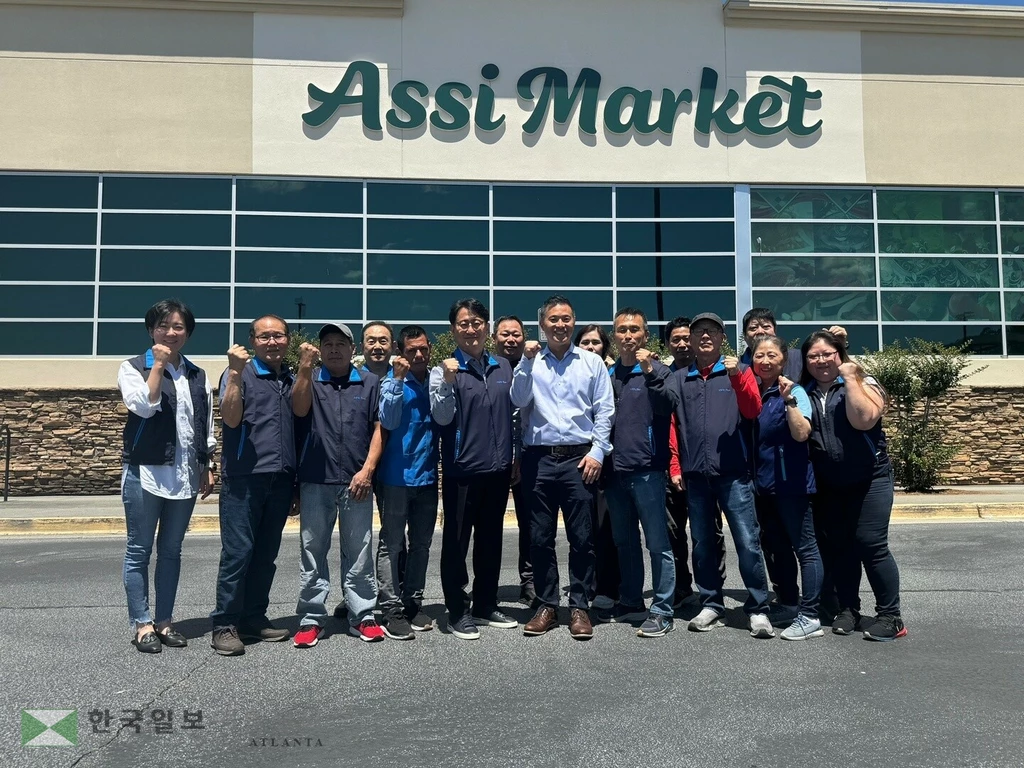 스와니 아씨마켓 직원들이 최고의 고객 서비스를 다짐하고 있다.