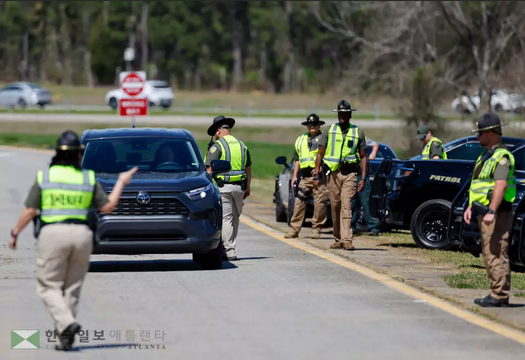 서배나로 향하는 I-16 27번 출구 전에 새워져 있는 가짜 음주단속 표지판<사진 위>. 이를 본 운전자들이 급히 출구로 빠져 나오면 대기해 있던 경찰의 검문을 피할 수 없게 된다.<사진=AJC>