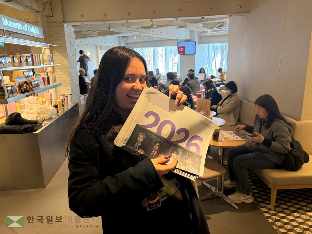 'BTS 특별판' 신문을 들어보이는 마리아씨[촬영 양수연]
