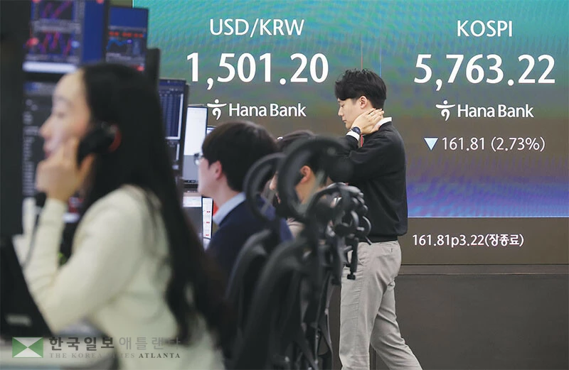  중동전발 유가 급등, 달러 강세가 지속되는 가운데 19일 서울 하나은행 딜링룸 현황판에 금융위기 이후 최고 수준으로 치솟은 원·달러 환율이 표시되고 있다. [연합]