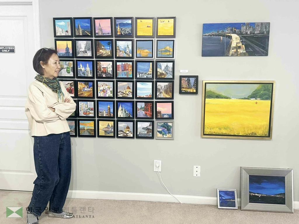 박영숙 피파인 아트 갤러리 관장이 갤러리 한 벽면을 가득 채운 자신의 다채로운 작품들 앞에서 포즈를 취하고 있다. 뉴멕시코 대학교 교수 출신이자 본인 역시 훌륭한 작가이기도 한 박 관장은 이번 특별전을 통해 지역 신인 작가들에게 기꺼이 전시 공간을 내어주며 든든한 지원군 역할을 하고 있다.