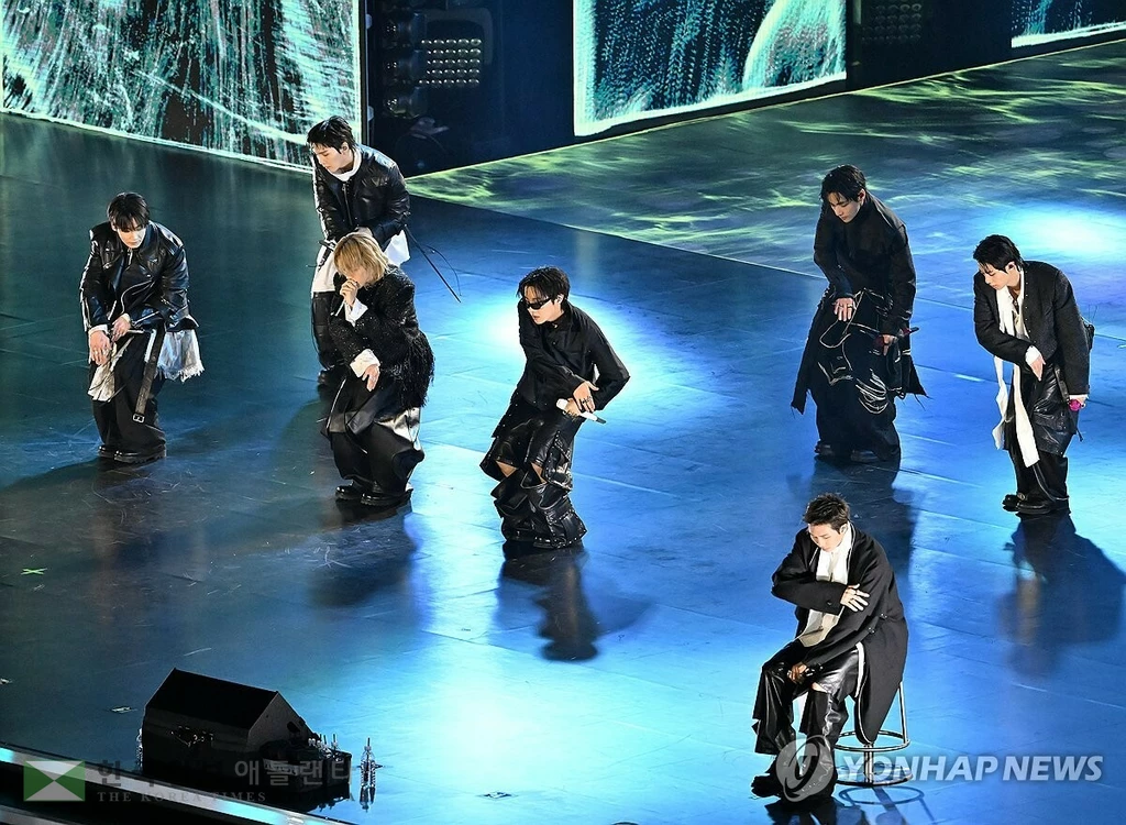  그룹 방탄소년단(BTS)이 21일 서울 광화문 광장에서 정규 5집 '아리랑'(ARIRANG) 발매를 기념해 무료 공연 'BTS 컴백 라이브: 아리랑'(BTS THE COMEBACK LIVE｜ARIRANG)을 열고 있다. [사진공동취재단] 