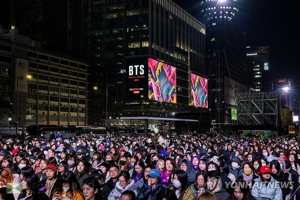  그룹 방탄소년단(BTS)이 21일 서울 광화문 광장에서 정규 5집 '아리랑'(ARIRANG) 발매를 기념해 무료 공연 'BTS 컴백 라이브: 아리랑'(BTS THE COMEBACK LIVE｜ARIRANG)을 열고 있다. 2026.3.21 [빅히트 뮤직/넷플릭스 제공. 재판매 및 DB 금지] 