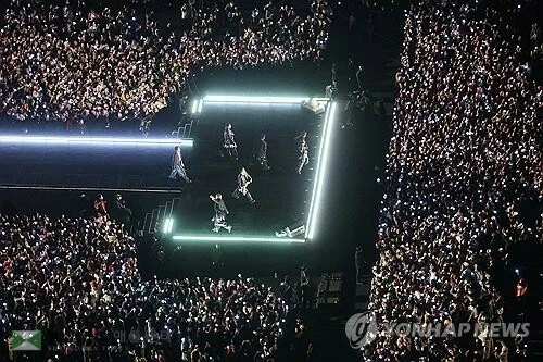 그룹 방탄소년단(BTS)이 21일 서울 광화문 광장에서 정규 5집 '아리랑'(ARIRANG) 발매를 기념해 무료 공연 'BTS 컴백 라이브: 아리랑'(BTS THE COMEBACK LIVE｜ARIRANG)을 열고 있다. 2026.3.21 [사진공동취재단]
