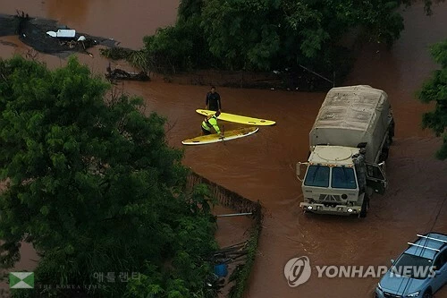 폭우로 침수된 하와이 오아후섬
[호놀룰루 소방국 제공·AFP=연합뉴스]