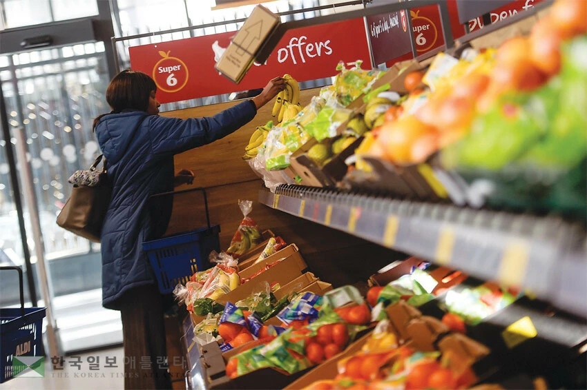 이란 전쟁으로 비료 가격이 급등했는데 이는 농업 생산 비용 증가로 이어져 결국 식료품 가격 상승으로 연결될 것이란 우려가 나오고 있다. 										             <로이터>