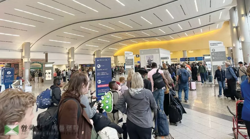 22일 오전 기준 애틀랜타 공항 보안 검색 대기시간은 2시간이 넘어 ICE 요원 우선 배치 가능성이 제기된다.<사진=제인김 기자>