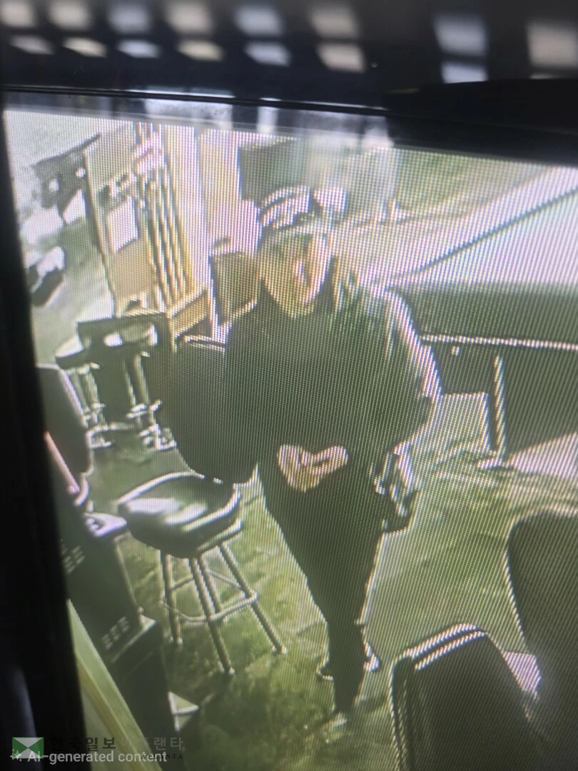 지난 19일 둘루스 뉴코아 당구장에서 가게 운영자금을 훔쳐 달아난 박세호 씨가 CCTV에 포착된 모습.