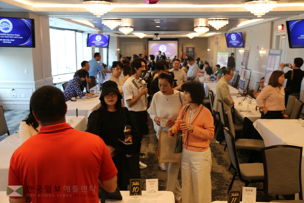 23일 둘루스 1818클럽에서 열린 한인부동산협회 주최 '2026 스폰서 엑스포'에서 참가자들이 상담을 하고 있다.