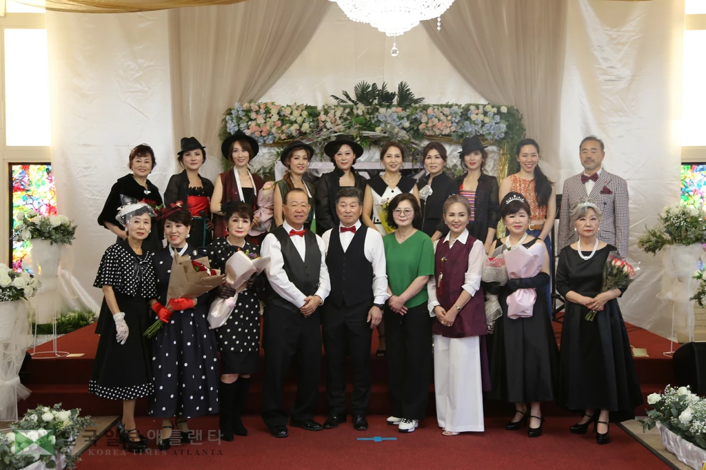 한국모델협회 애틀랜타지부 킴스 모델링 스튜디오 제2회 수료식 축하 패션쇼 참가자들이 한자리에 모였다.