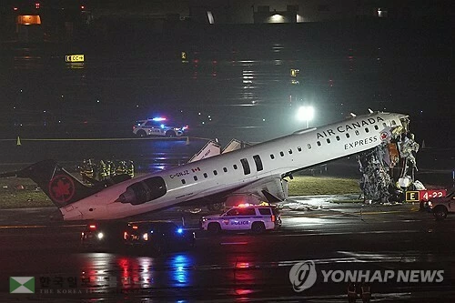 22일 밤 뉴욕 라과디아 공항에서 지상 차량과 충돌한 항공기[로이터 연합뉴스 자료사진. 재판매 및 DB금지]