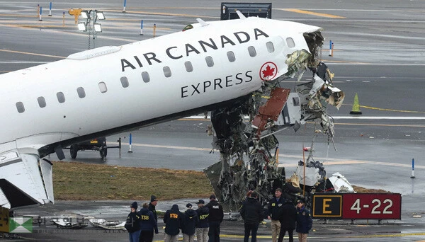  22일 밤 뉴욕 라과디아 공항 착륙 후 활주로에서 소방차량과 충돌한 에어 캐나다 여객기의 앞부분이 처참하게 파손된 모습. [로이터]