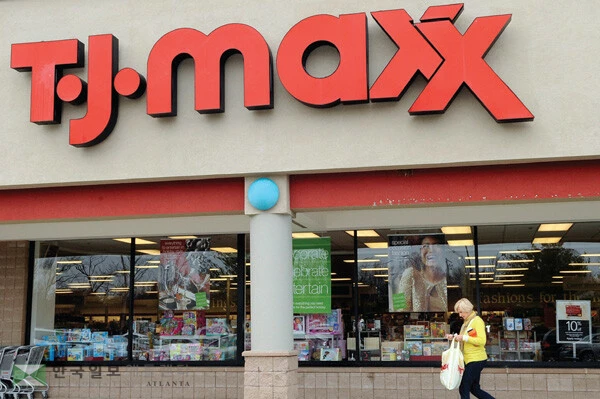  고물가로 로스와 TJ 맥스 등 할인 유통매장이 기존 전통 백화점을 대체하는 선택지로 각광을 받고 있다. TJ 맥스 매장에서 샤핑을 마친 고객이 나오고 있다. [로이터]