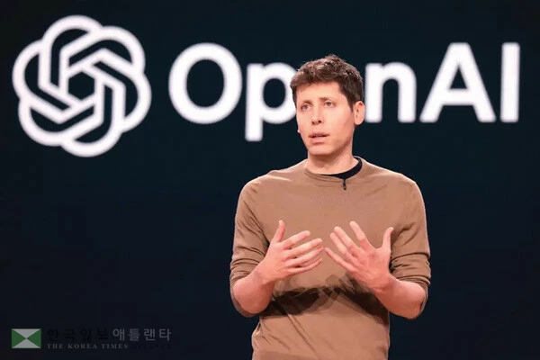  오픈AI와 샘 올트먼 최고경영자가 경쟁사와 격차를 줄이기위해 인력 보강에 나선다. [로이터]