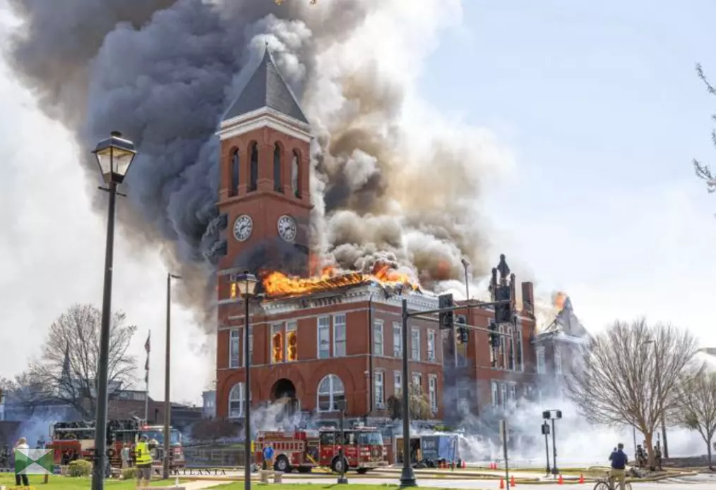 23일 오후에 발생한 롬 다운타운 소재 법원 건물 화재 현장.<사진=롬-플로이드 소방국 제공>