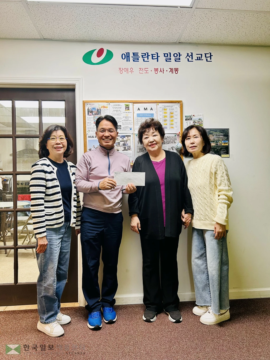 정신여중·고 애틀랜타 동문회가 지난 21일 밀알선교단 최재휴 목사에게 후원금을 전달하고 있다.