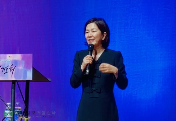 말씀을 전하고 간증하는 이성미 집사.