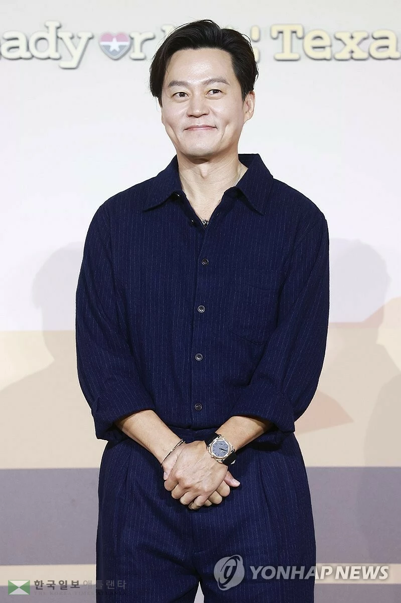 배우 이서진이 24일 서울 용산구 CGV용산아이파크몰에서 열린 넷플릭스 예능 '이서진의 달라달라' 제작발표회에서 포즈를 취하고 있다.