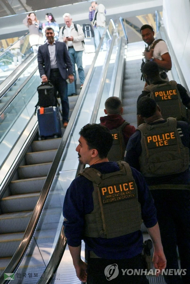 워싱턴 레이건 공항에 배치된 ICE 요원들[로이터=연합뉴스. 재판매 및 DB금지]