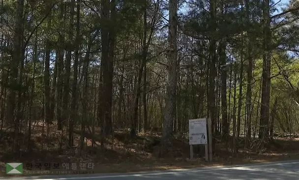 데큘라 루크 에드워즈 로드 일대 79 에이커 부지 개발을 놓고 인근 주민들과 개발업체∙토지소유주 간의 대립이 격화되고 있다.<사진=WSB-TV>