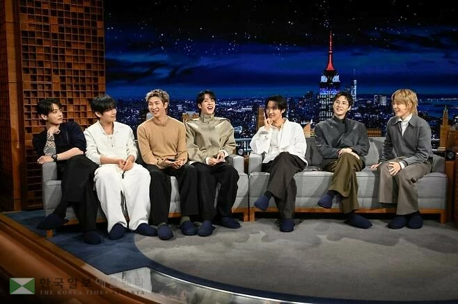 그룹 방탄소년단(BTS)이 25일 NBC의 유명 토크쇼 ‘지미 팰런 쇼’에 출연했다. [지미 팰런 쇼 공식 소셜미디어]