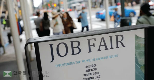  대학 졸업자들의 취업난이 팬데믹 이후 최악 상황으로 나타났다. [로이터]